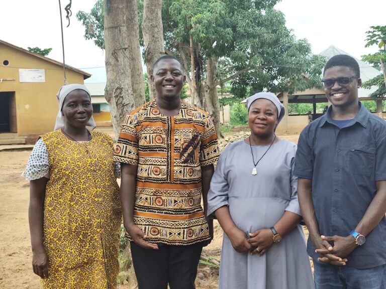 Les amis de Nassirou rendent visitent à Soeur ROSALINE - TOHOUN ( Togo)